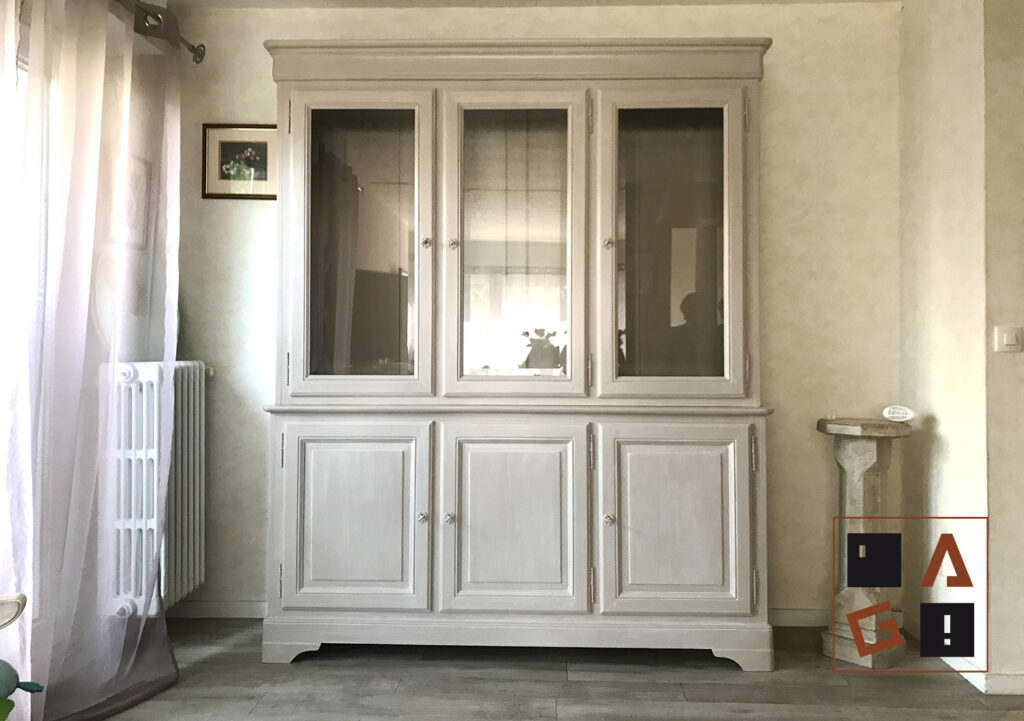 Vaisselier en merisier style Louis Philippe entièrement relooké. Peinture beige avec patine blanche. Mérignac
relooking meubles Bordeaux L'atelier singulier