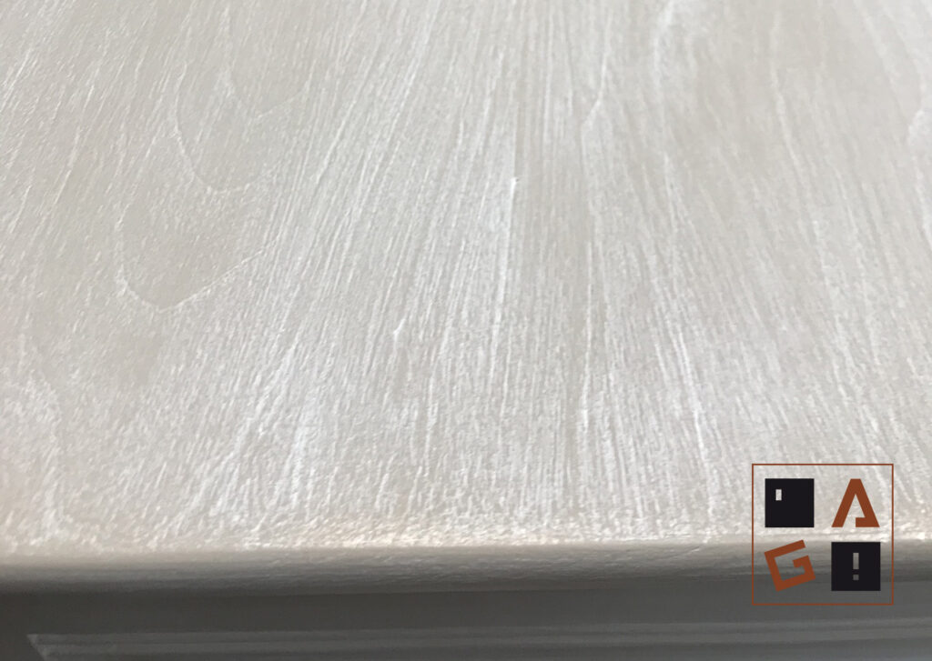 Vaisselier en merisier style Louis Philippe entièrement relooké. Peinture beige avec patine blanche. Mérignac
relooking meubles Bordeaux L'atelier singulier