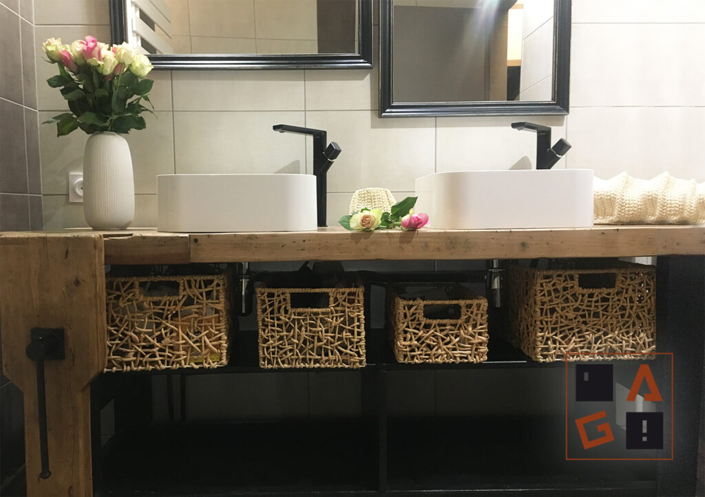 Etabli aérogommé et transformé en meuble de salle de bain. Blanquefort