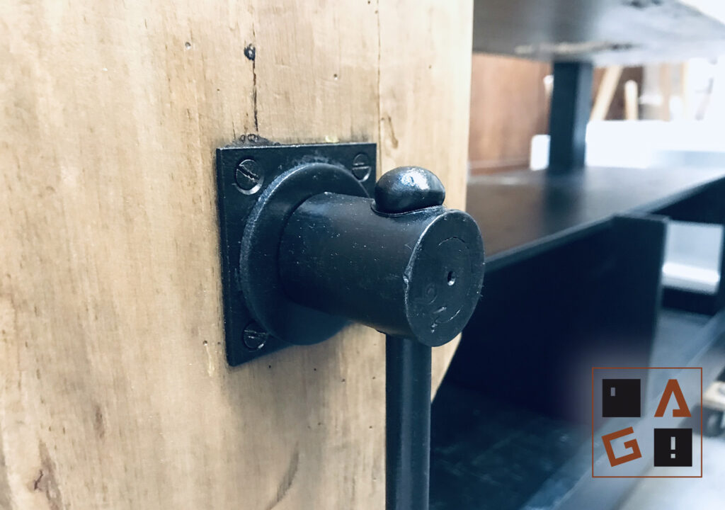 Etabli aérogommé et transformé en meuble de salle de bain. Blanquefort