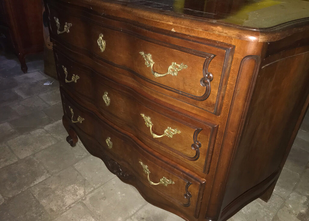 Commode style Louis XV repeinte d'un gris clair avec patine gris anthracite. Pissos