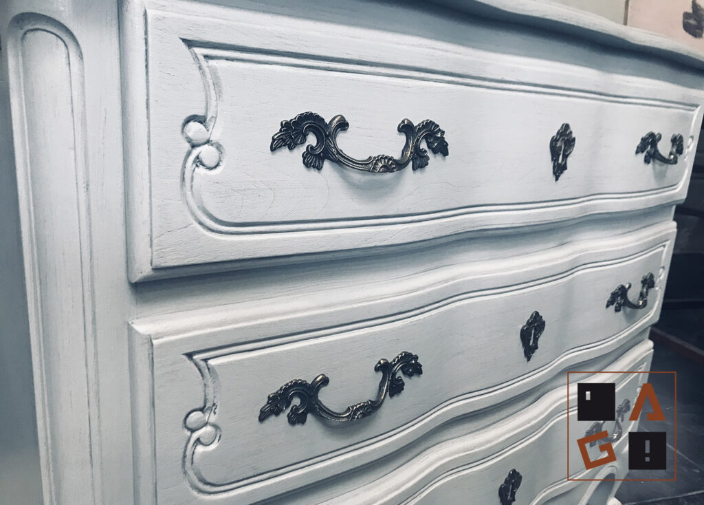 Commode style Louis XV repeinte d'un gris clair avec patine gris anthracite. Pissos