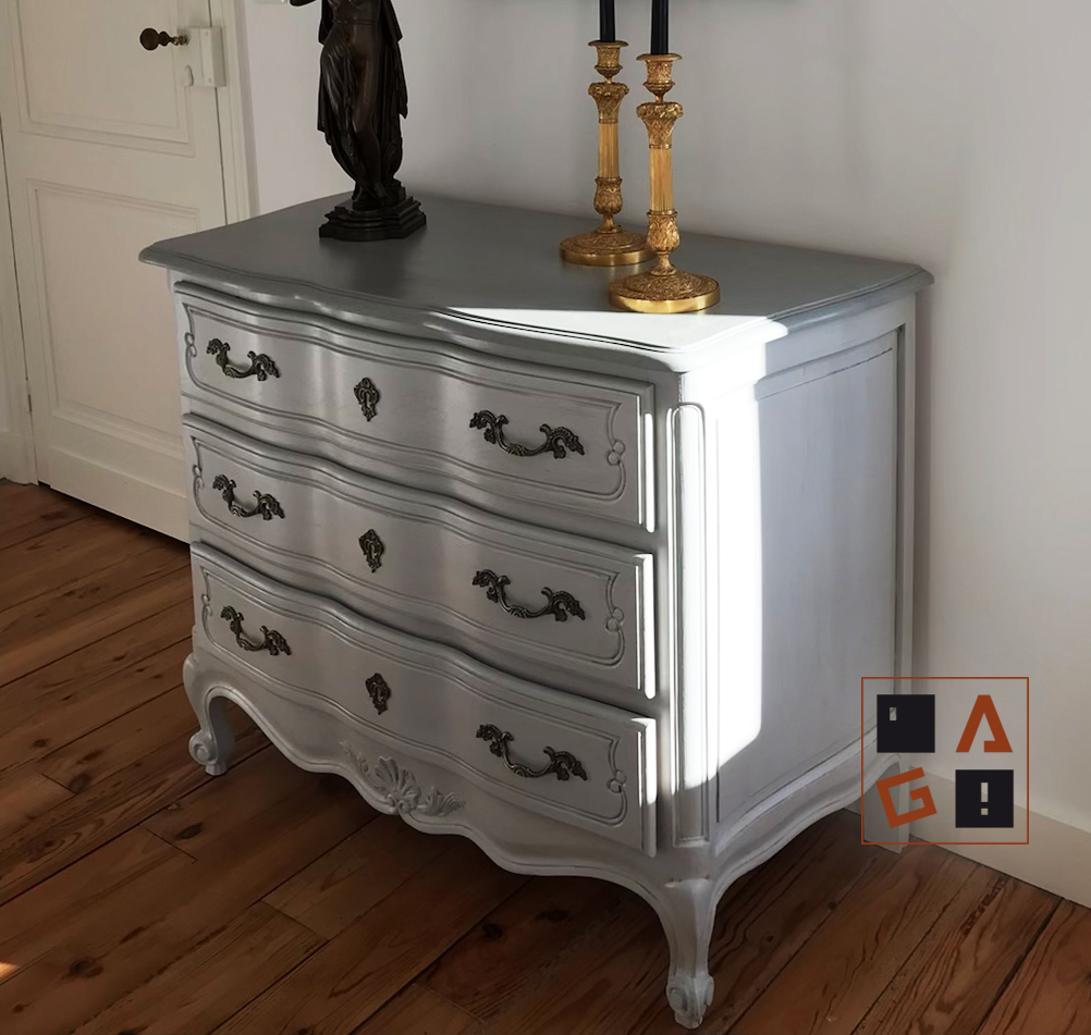 Commode style Louis XV repeinte d'un gris clair avec patine gris anthracite. Pissos