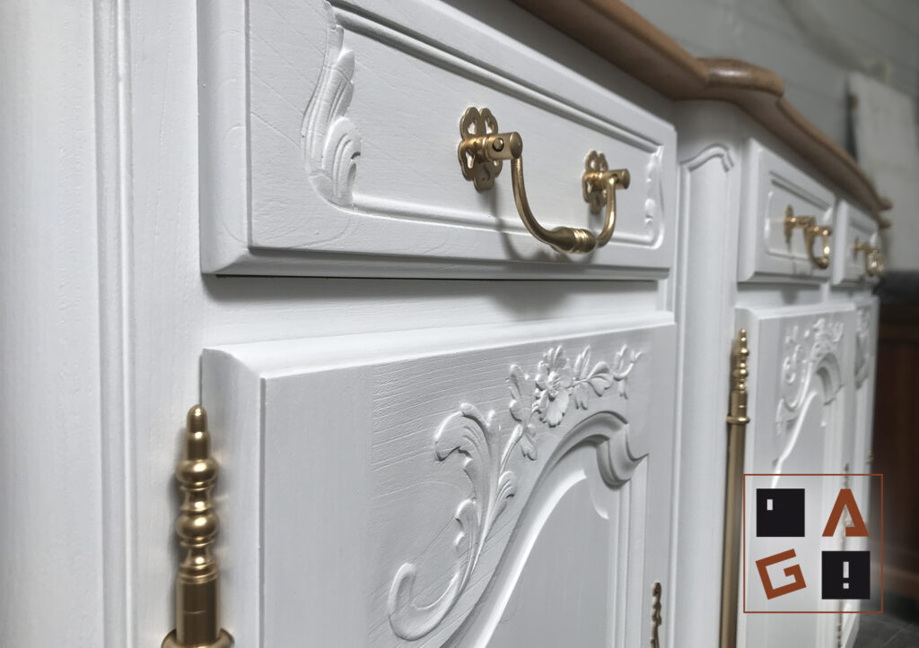 Enfilade style Louis XV relookée blanc, plateau naturel vernis. Médoc