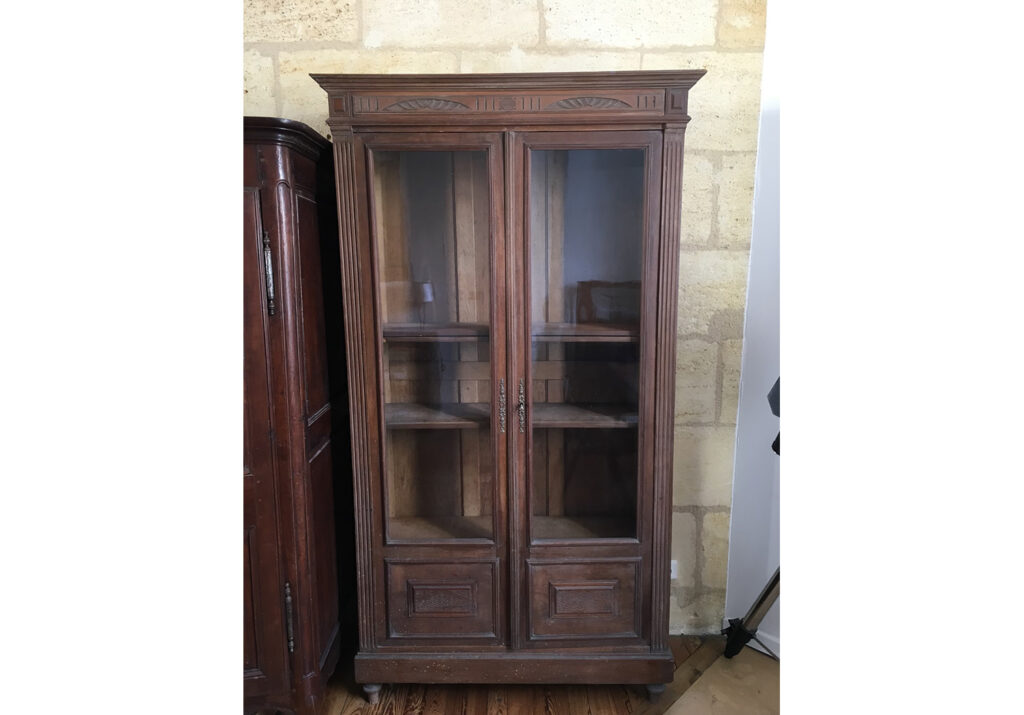 Vitrine entièrement aérogommée puis peinte d'un gris clair et patine blanche Bordeaux