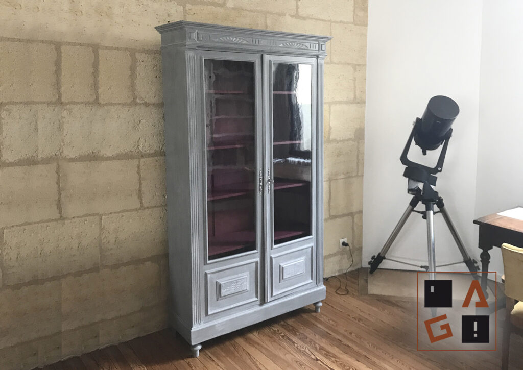 Vitrine entièrement aérogommée puis peinte d'un gris clair et patine blanche Bordeaux