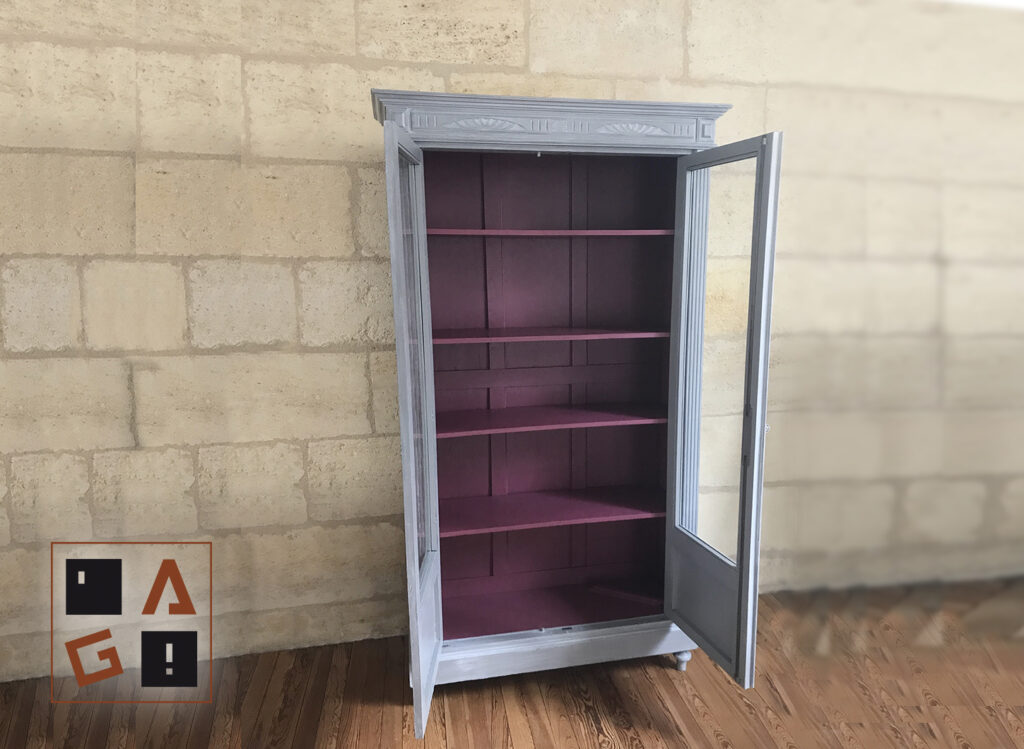 Vitrine entièrement aérogommée puis peinte d'un gris clair et patine blanche Bordeaux
