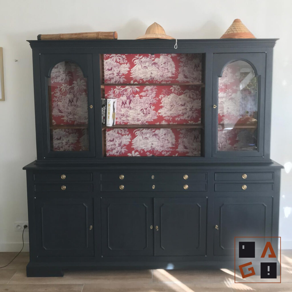 Coaching relooking de meuble pour cette vitrine avec une jolie tapisserie pour l'intérieur. Pauillac