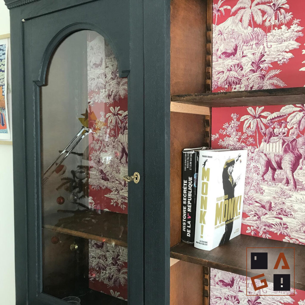 Coaching relooking de meuble pour cette vitrine avec une jolie tapisserie pour l'intérieur. Pauillac