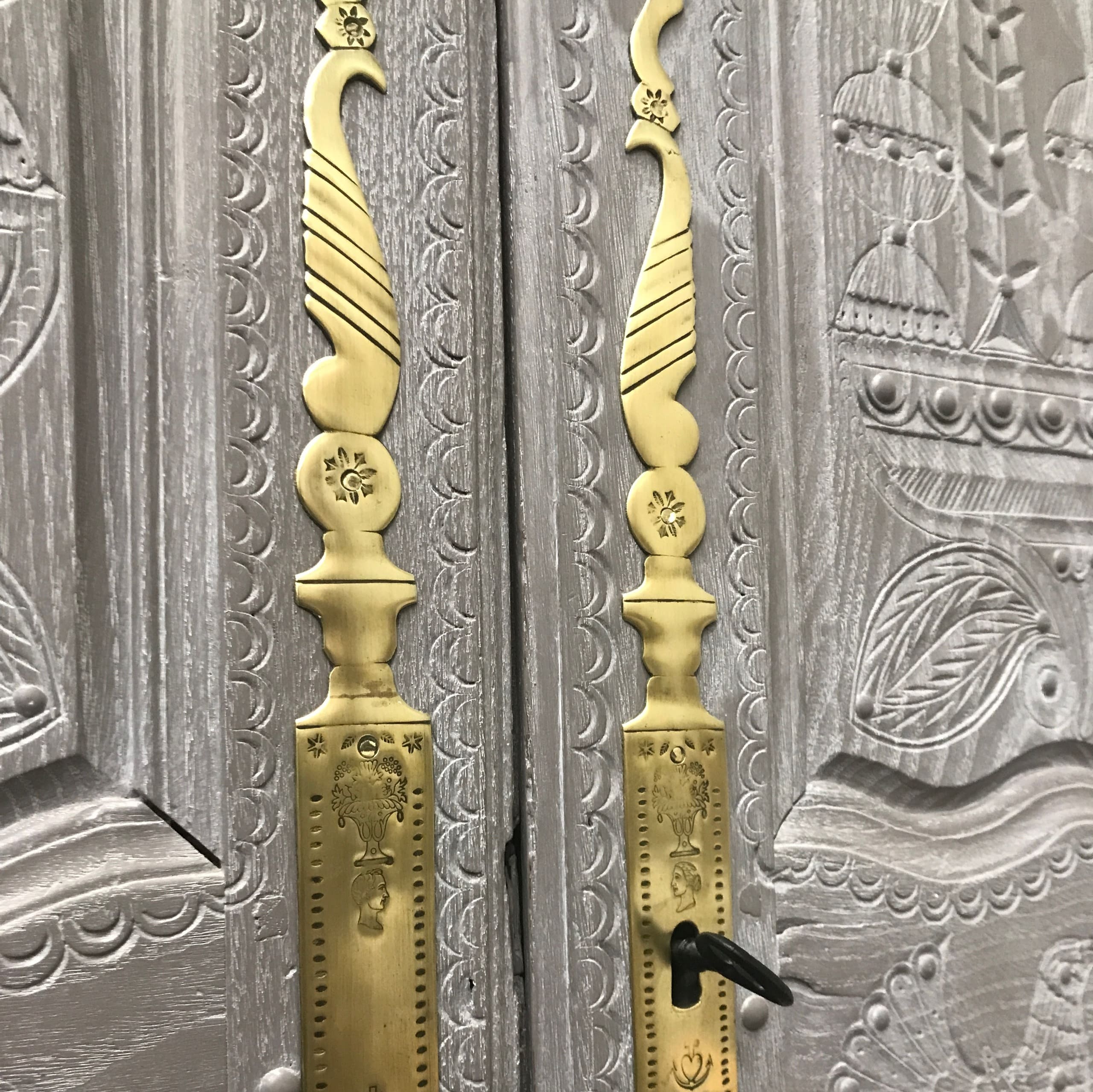 Armoire ancienne rénovée par aérogommage puis peinte et patinée