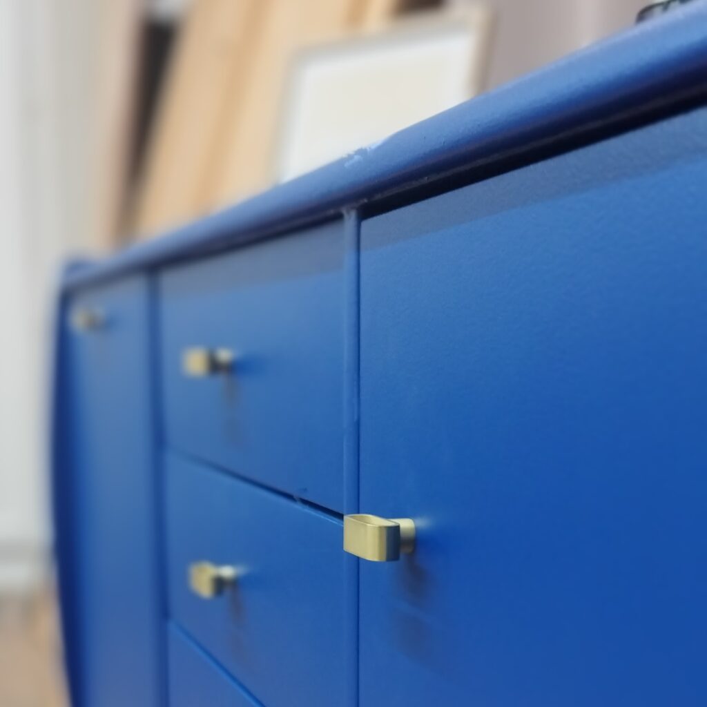 Buffet vintage relooké dans un bleu Majorelle avec intérieur tapissé. Macau